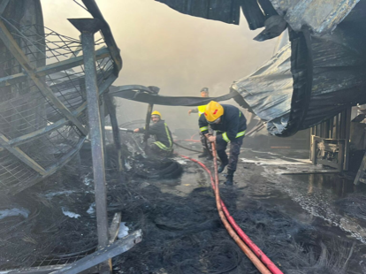 إخماد حريق مستودع “كوشوك” بالمنطقة الحرة