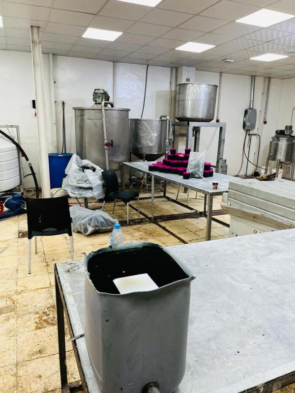 إغلاق مصنع مواد تجميل في عمان