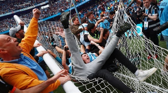 اتهام رجلين بعد اقتحام أرض الملعب