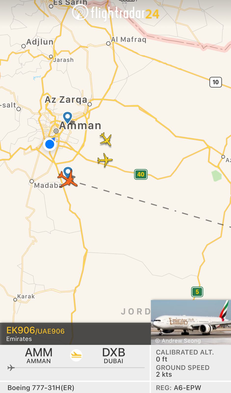 طائرة قادمة من لندن تهبط في