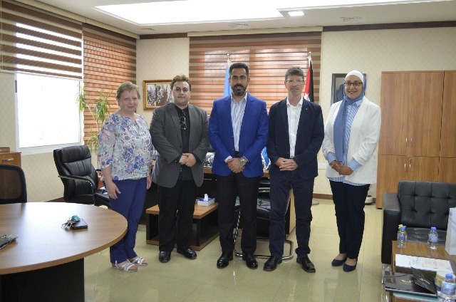 قسم البصريات في عمان الأهلية يستضيف