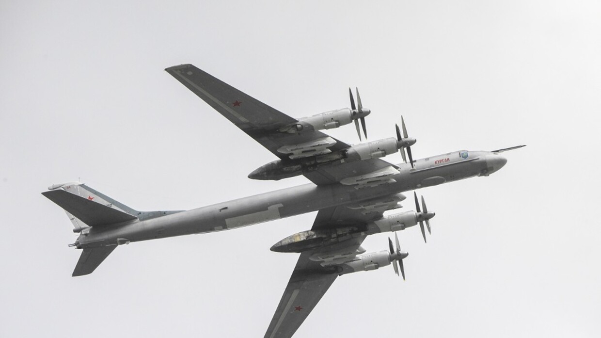 قاذفات استراتيجية روسية وصينية تحلق معا