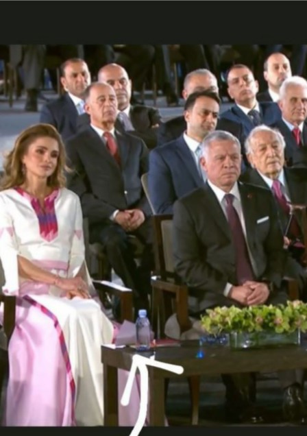 ما سر الشنطة التي حملتها الملكة