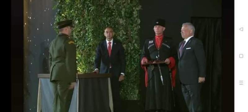 مخلد بيك المناصير العبادي بتسلمه وسام