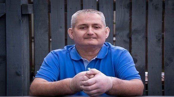 يخضع لأول عملية زرع يد مزدوجة