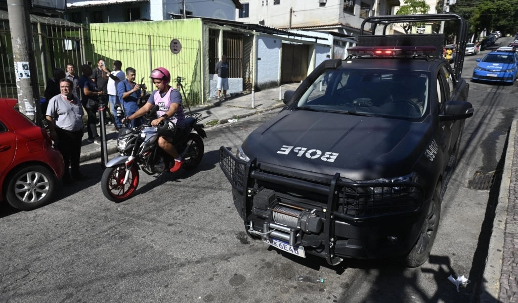 حبساه بصندوق السيارة وأطلقا عليه عبوة