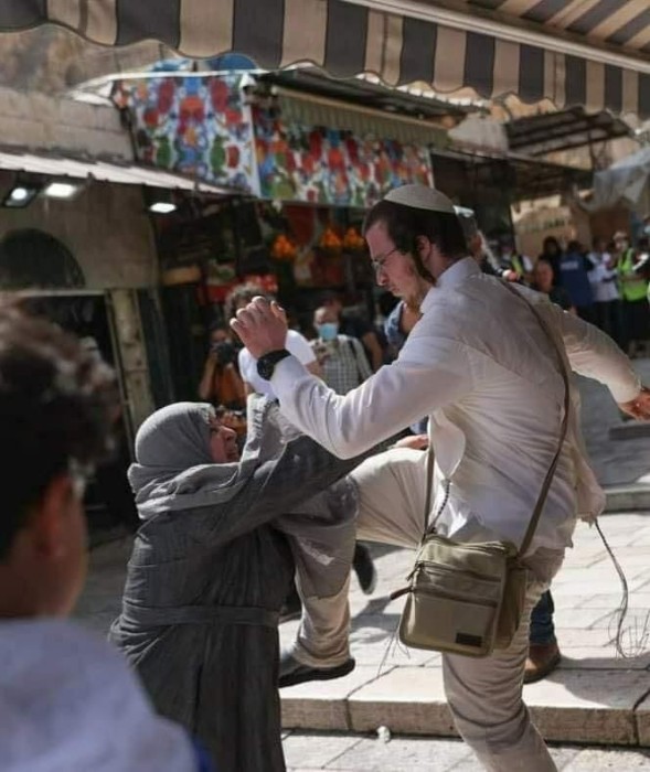 فلسطيني يدافع عن سيّدة هاجمها مستوطن