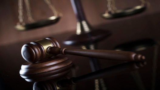 عزل موظف حكومي من وظيفته ووضعه