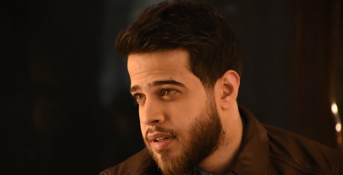 أدهم نابلسي يؤدي العمرة للمرة الأولى