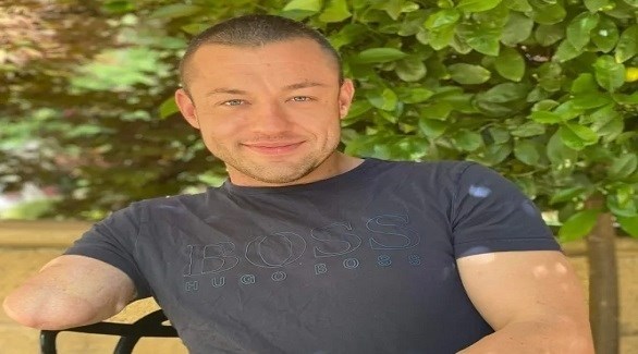 يفقد ذراعه بسبب حادث غريب أثناء