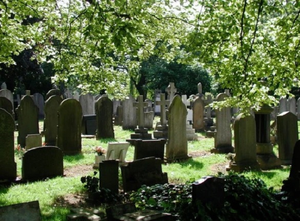 تتجمد حتى الموت بعد حادث دراجة