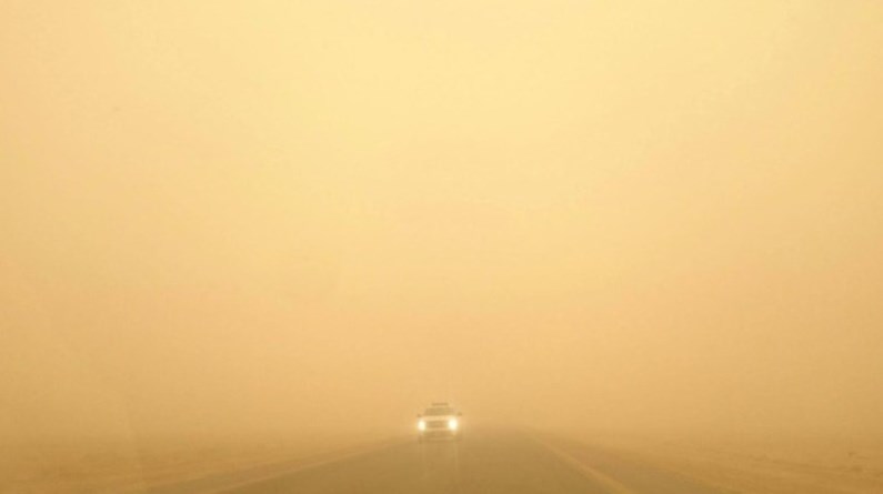 عاصفة رملية قوية تضرب اقصى مناطق