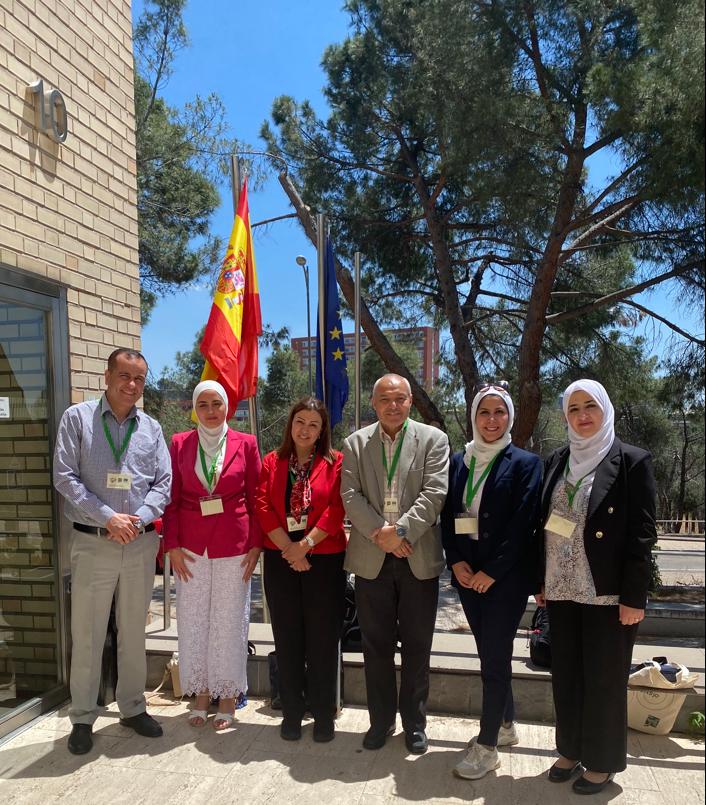 فريق من جامعة البترا يشارك في