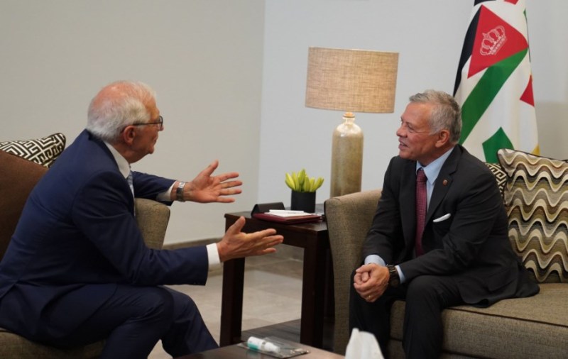 الملك يستقبل جوزيب بوريل وممثلين عن