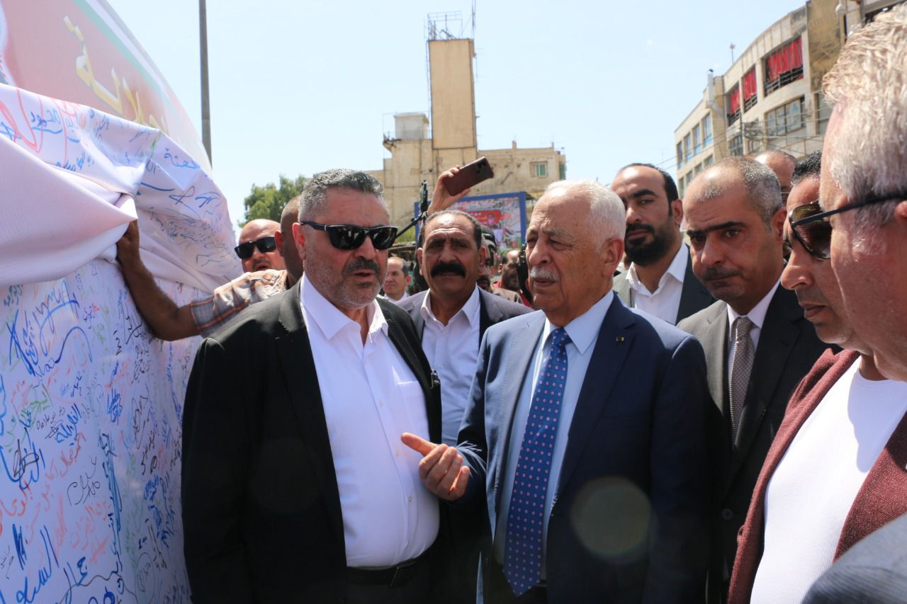 المومني يسلم العيسوي وثيقة تجديد البيعة