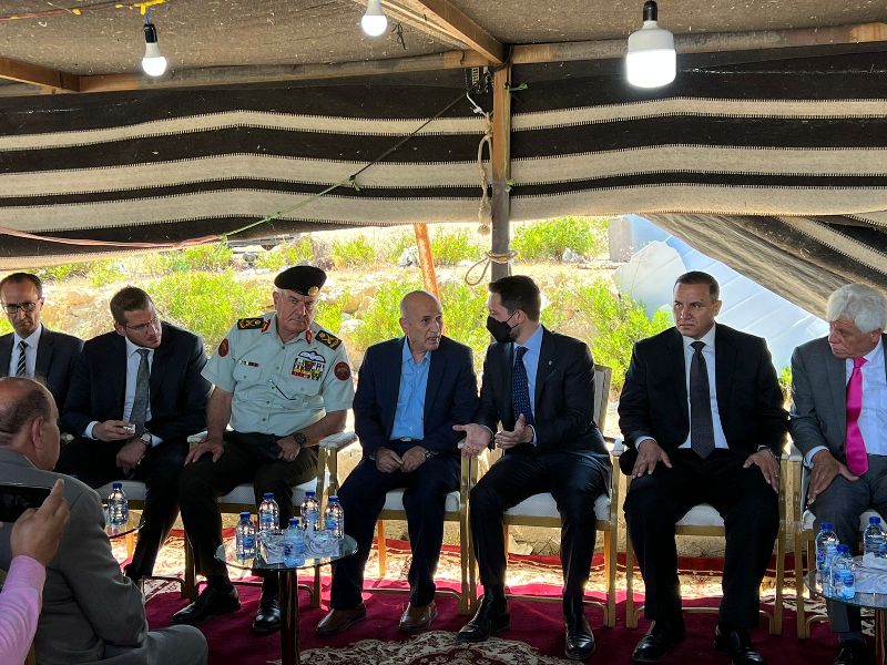 ولي العهد يقدم واجب العزاء لعائلة