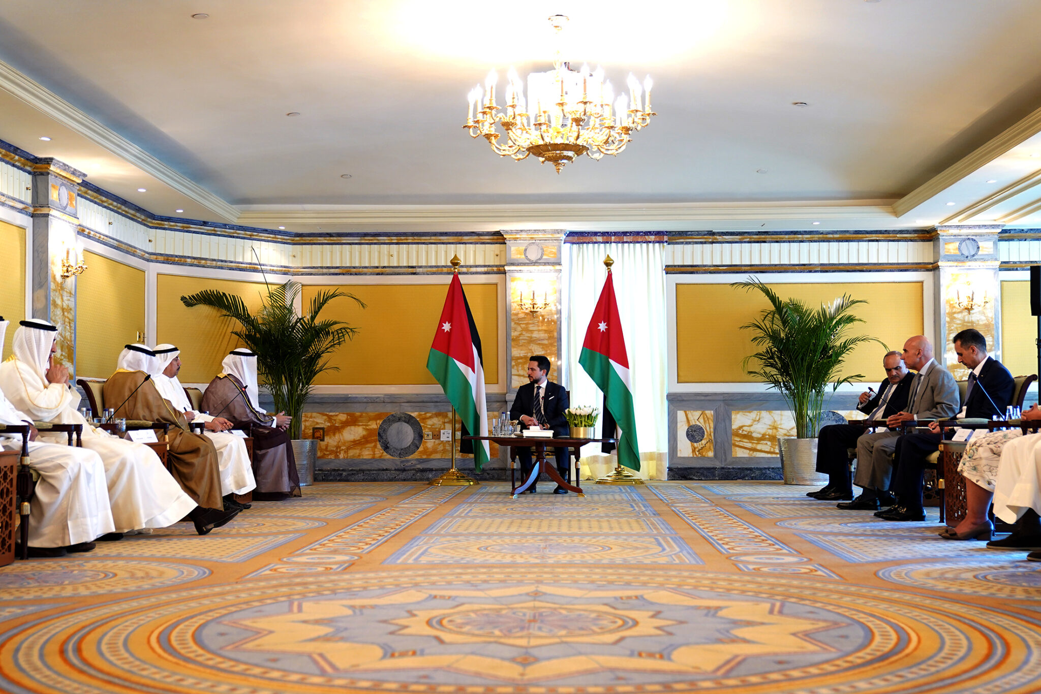 ولي العهد يلتقي عددا من المستثمرين