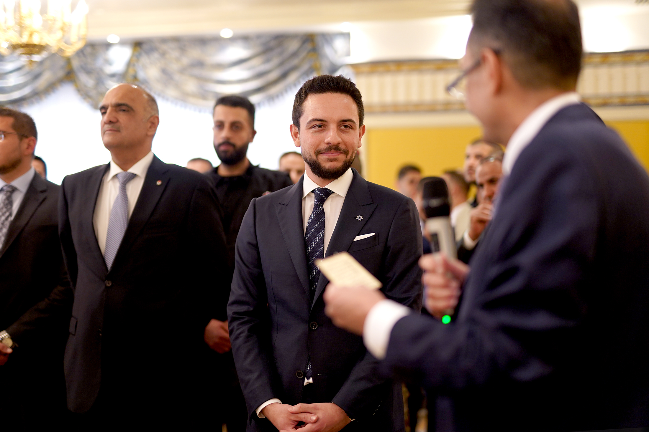 ولي العهد يلتقي عددا من أبناء