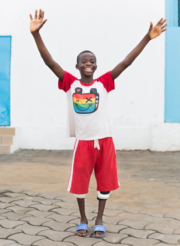 هذا الطفل كان يمشي على اربع