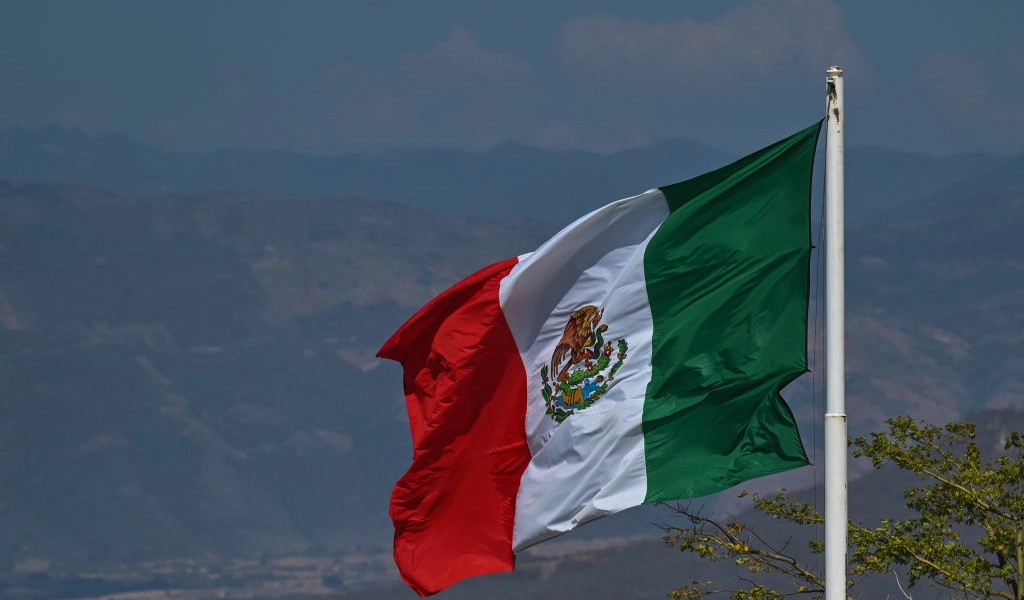 عمدة مدينة بالمكسيك ينهار به جسر