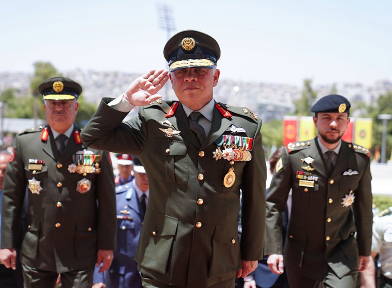 الملك يرعى احتفال القوات المسلحة.. صور