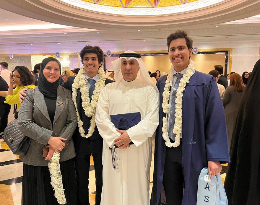 السفير الكويتي عزيز الديحاني.. سعيد