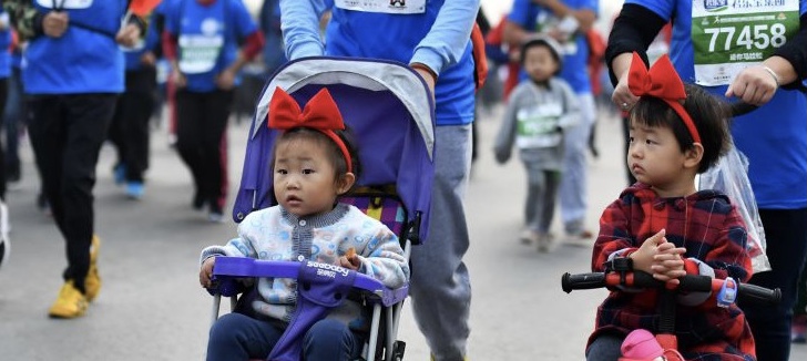 طفل في الثانية من عمره يفوز