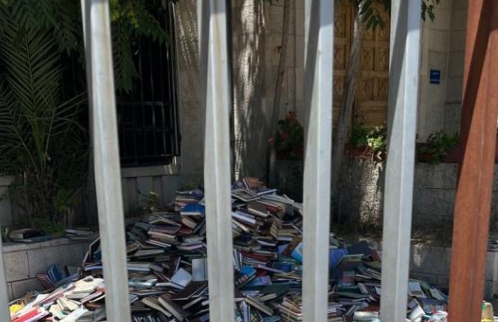 كتب على الأرض بدلا من الرفوف