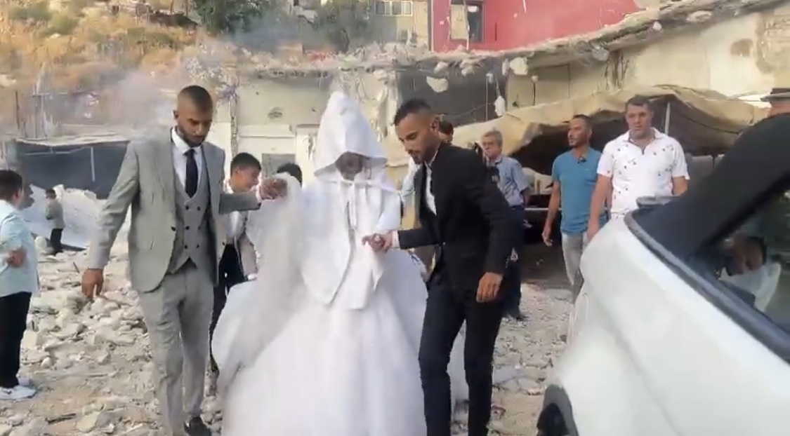 العروس فلسطينية والصالة ركام البيت.. فيديو