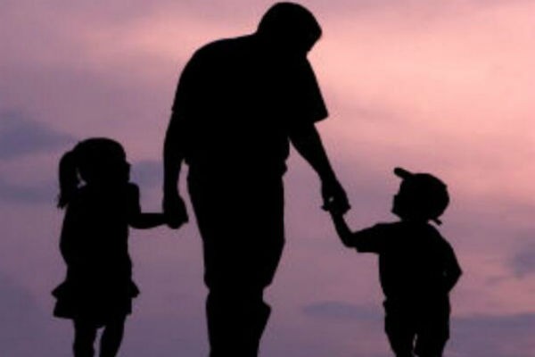 كنت أنا وزوجتي وأختي خارج المنزل،