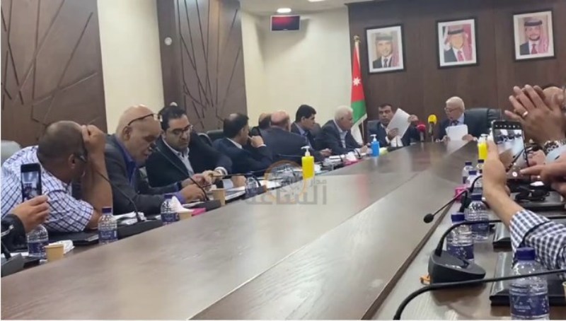 مشادة بين النائب عبدالله عواد و