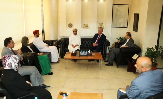 السفير العماني خلال زيارة لـ عمان