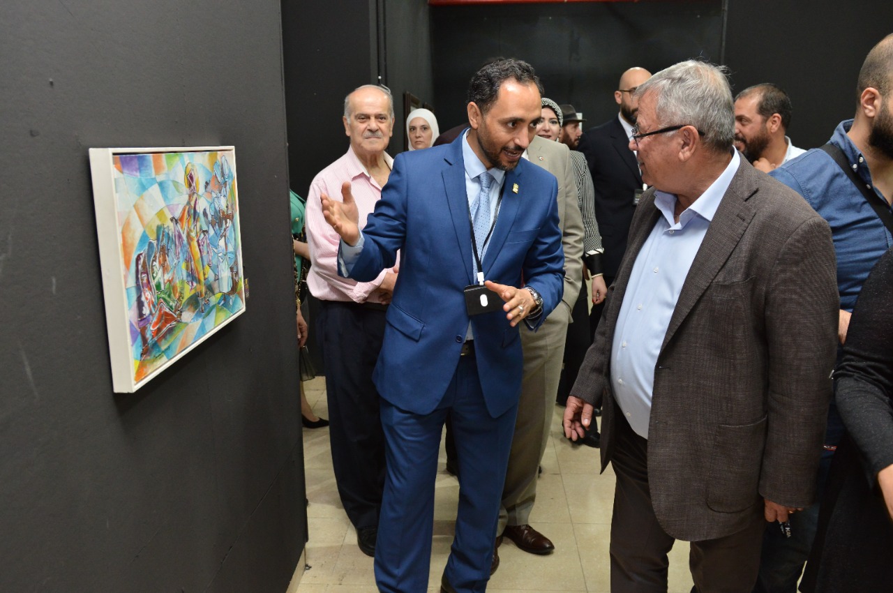 المولا يفتتح معرض جامعة البترا للفن