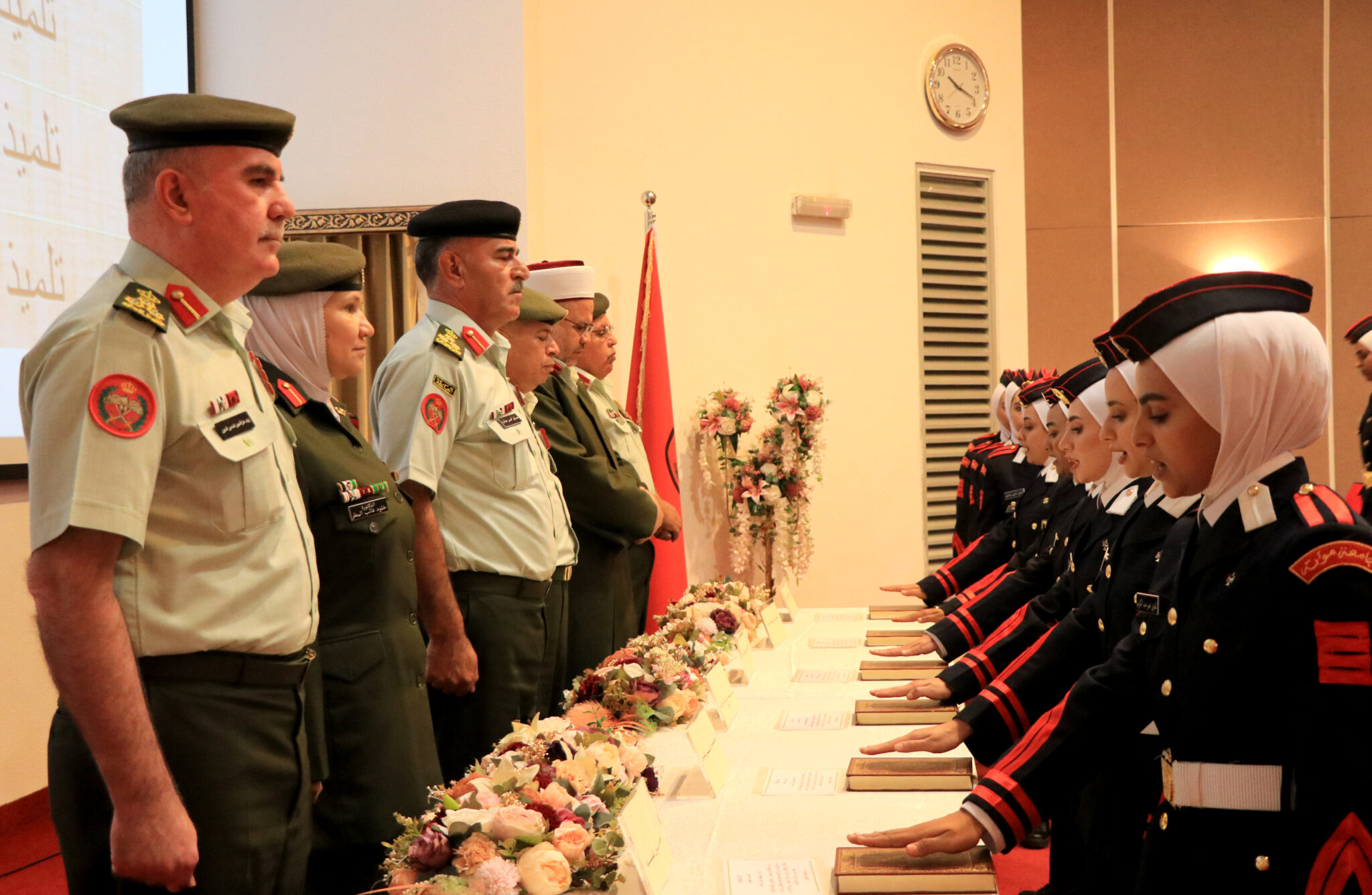 خريجات كلية الأميرة منى للتمريض يؤدين