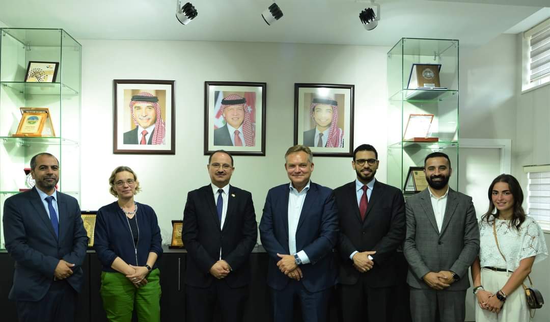 الرئيس التنفيذي لمجموعة المناصير يزور الجامعة