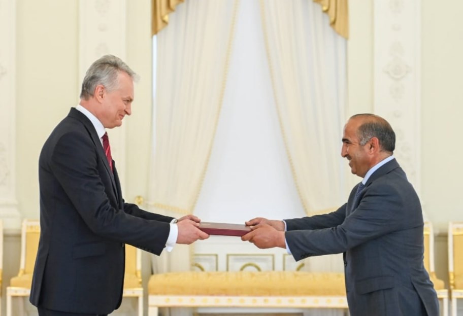 السفير ضيف الله الفايز يقدم أوراق
