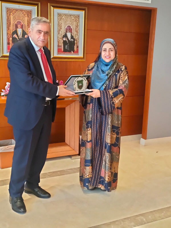 رئيس الجامعة الأردنيّة يلتقي بوزيرة التعليم