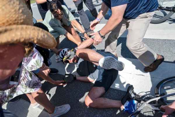 صاحب العثرات بايدن يسقط عن دراجته