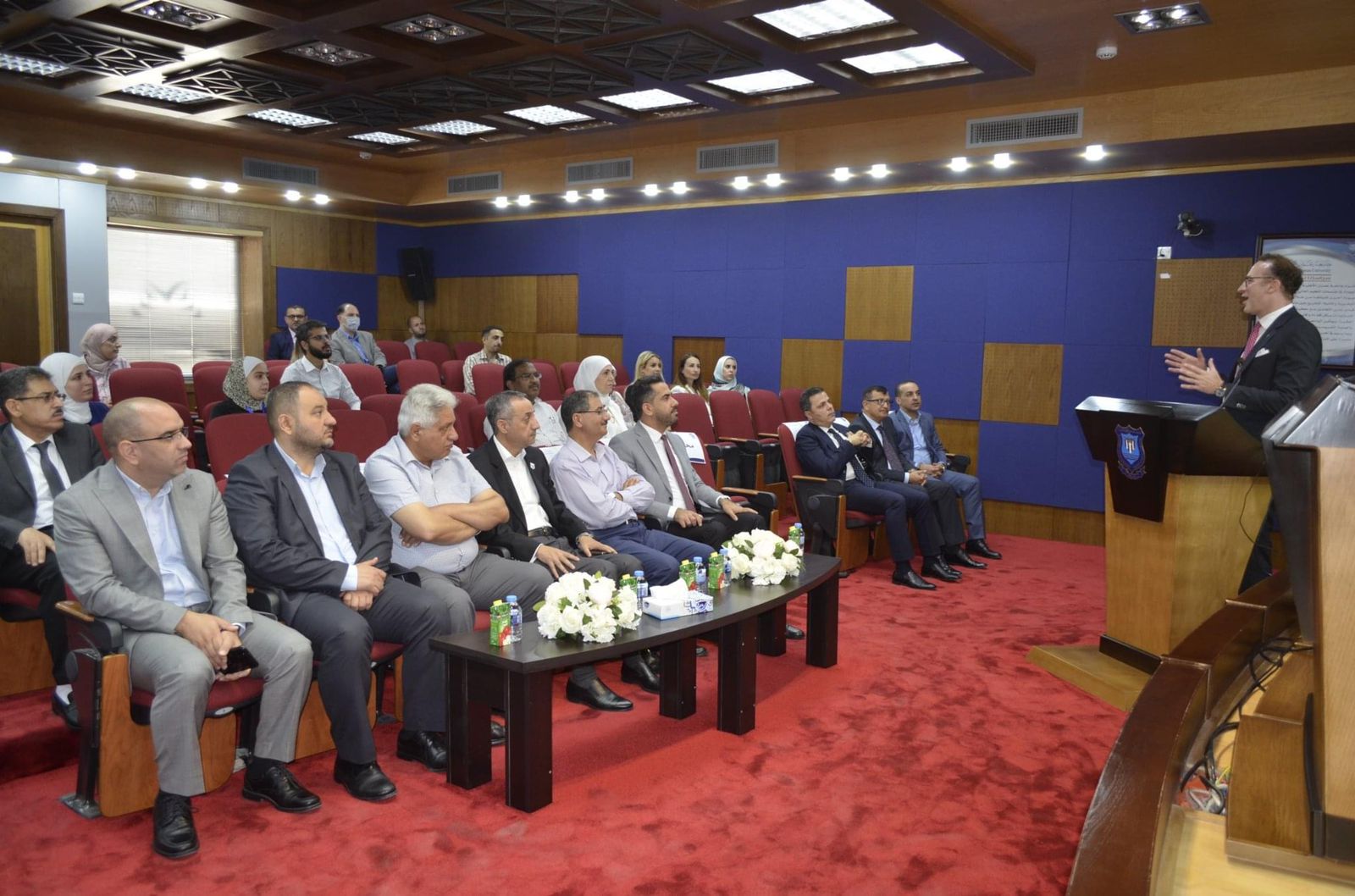 البروفيسور شاروخ شاريات يحاضر في عمان