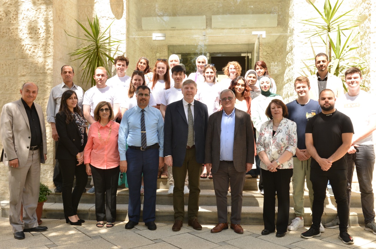 جامعة البترا تسلم شهادات برنامج التبادل