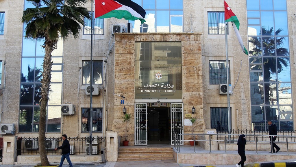 “العمل” تدعو الشباب للتقدم للفرص المتاحة