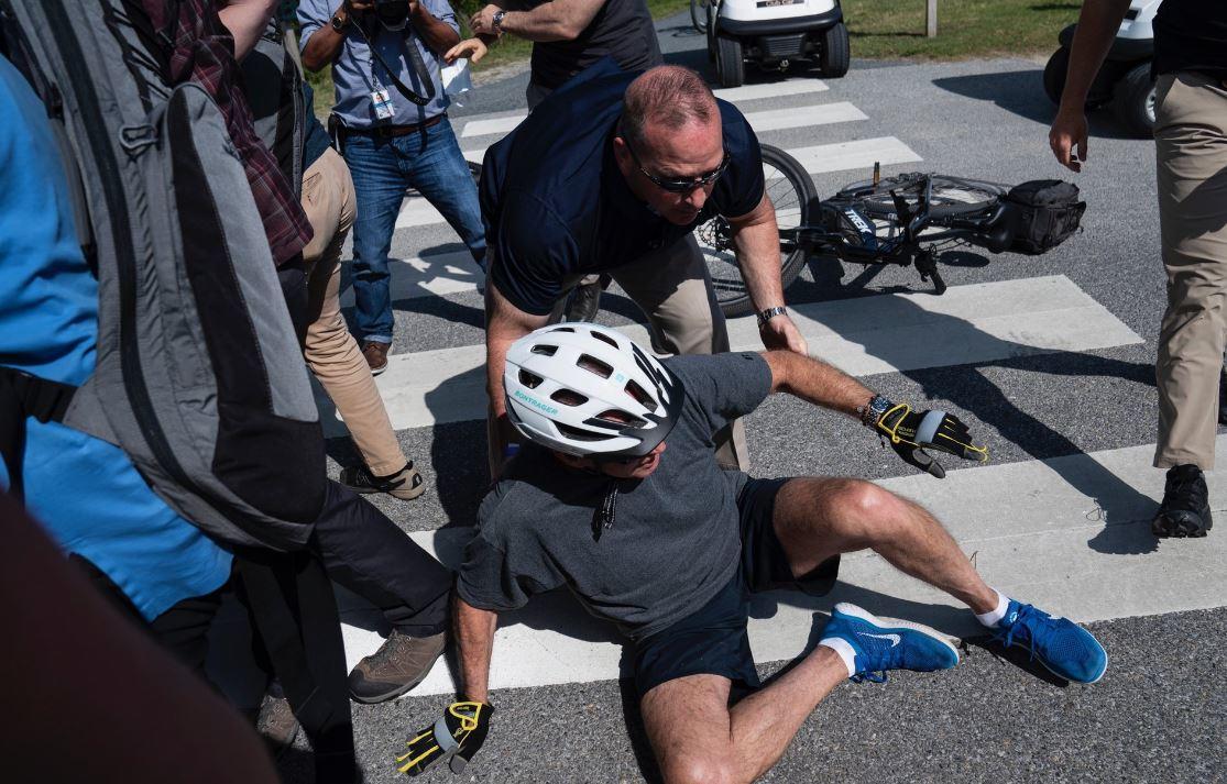 بايدن بعد سقوطه عن الدراجة: أشعر