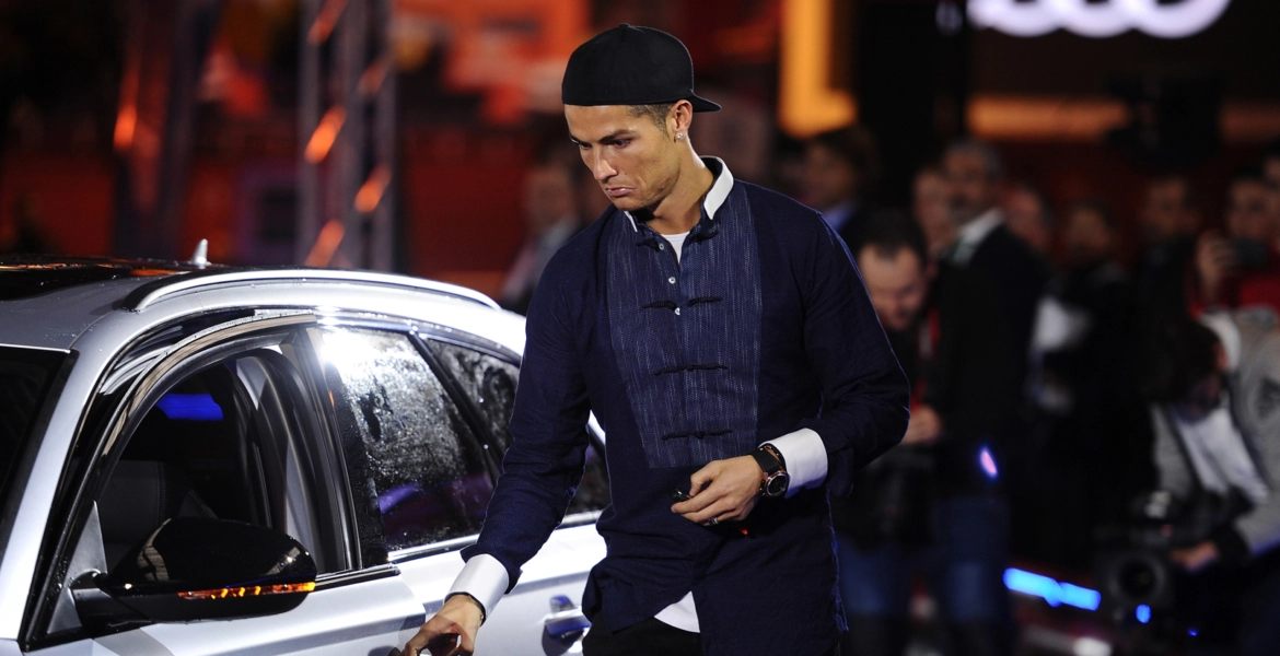 اللعنات تطارده