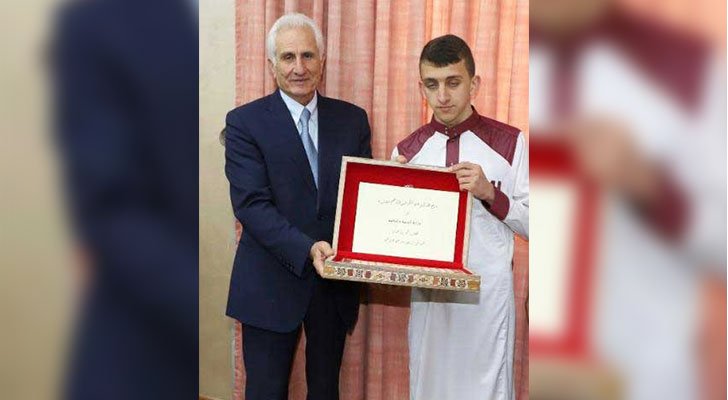 وزير التربية يكرم الطالب العنانزة