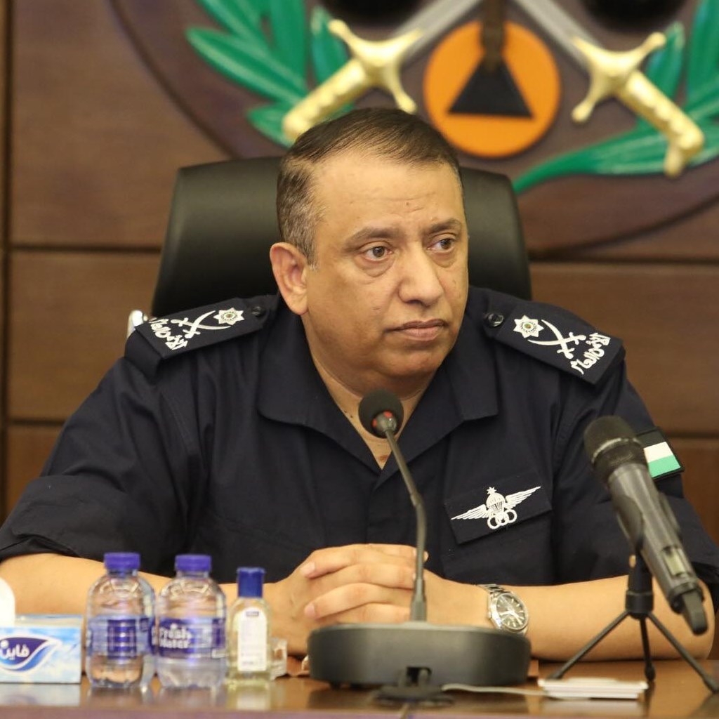 الحواتمة يكرم ضابطا لأمانته وحسّه الأمني