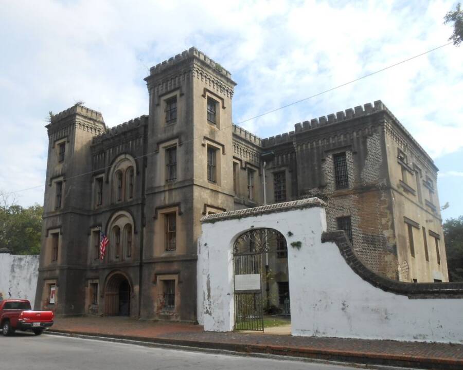 سمّمت ضحاياها بالشاي