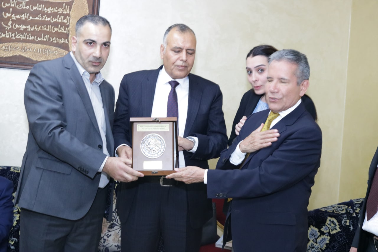 السفير المكسيكي لدى الأردن يمنح احمد