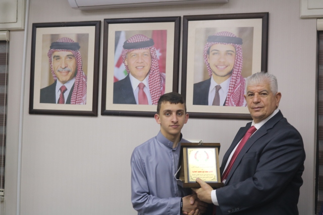 عضيبات يكرم حافظ القرآن محمد نوح