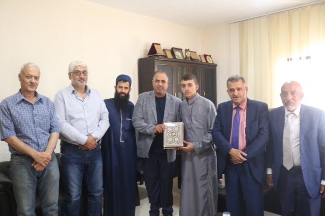 حزب الشورى يكرم حافظ القرآن محمد