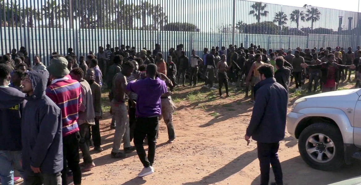 مقتل 18 مهاجرا وإصابة العشرات باقتحام